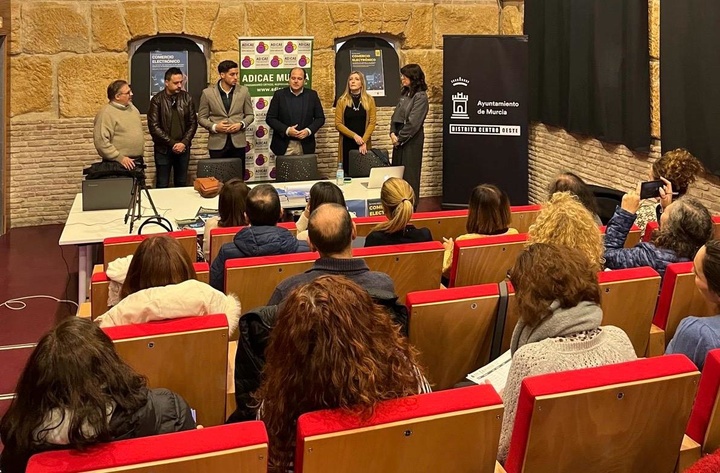 Medio centenar de personas mayores de Murcia reciben formación sobre el comercio electrónico
