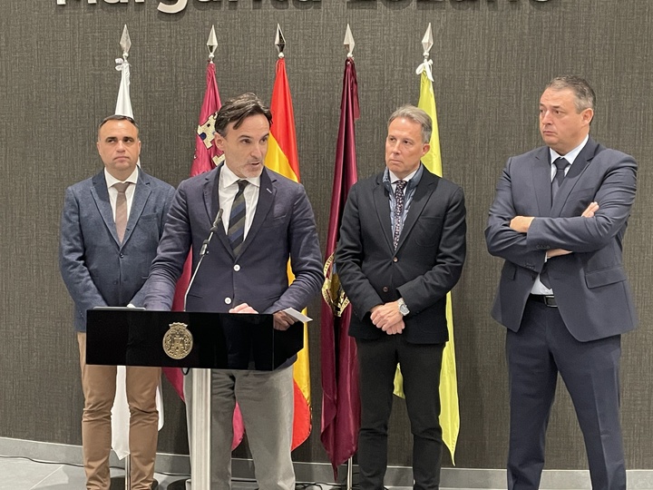El consejero de Fomento e Infraestructuras, Jorge García Montoro, durante el encuentro institucional donde la Comunidad Autónoma y el Ayuntamiento de Lorca han formalizado su adhesión a la Mesa de Trabajo del Tren Guadix-Baza-Lorca.(2)