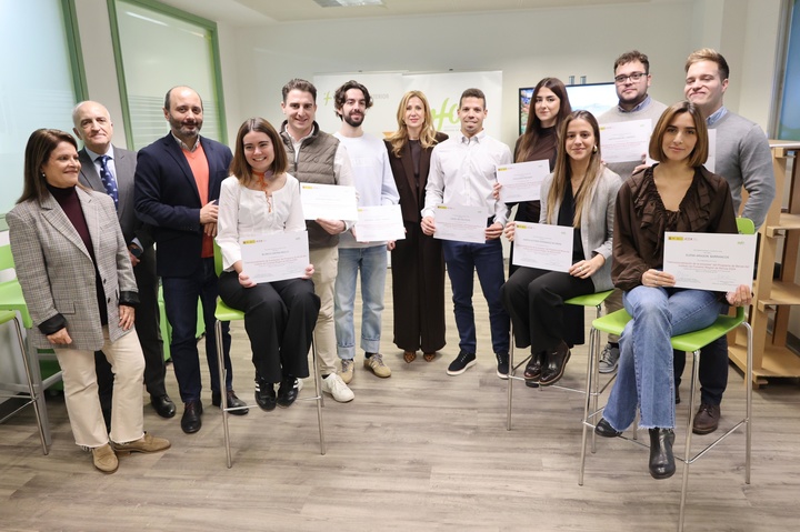 Acto de entrega de diplomas a los becarios de internacionalización.