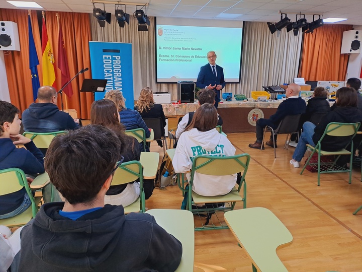 El consejero de Educación y Formación Profesional, Víctor Marín, participa en la presentación del programa de robótica y programación'Escuela 4.0'.