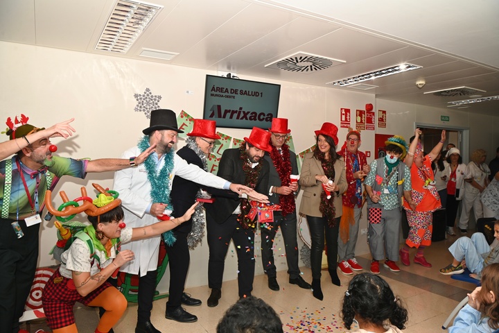 López Miras participa en la fiesta de Navidad del Hospital Materno-Infantil Virgen de La Arrixaca, junto a los menores allí ingresados (2)