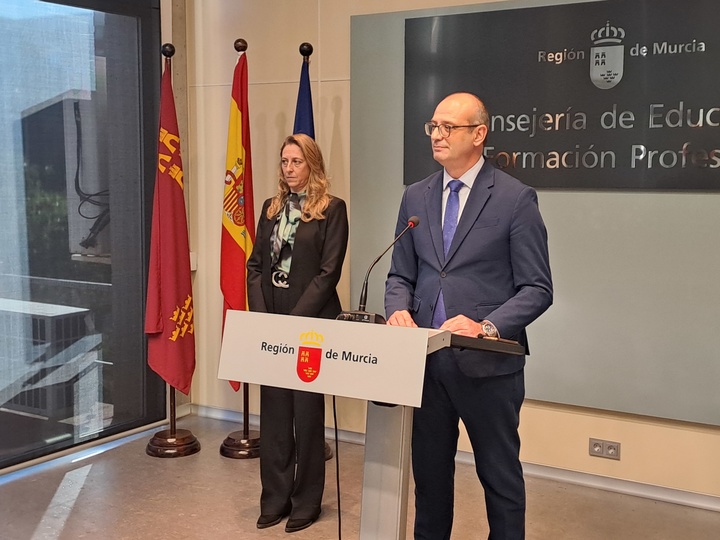 El consejero de Educación y Formación Profesional, Víctor Marín, durante la presentación del Plan SupéraTE. 