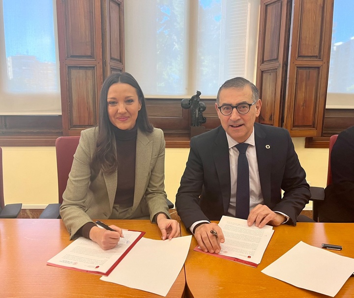 Momento de la firma del convenio por la consejera Carmen Conesa y el rector José Luján.  