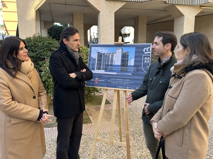 El consejero de Fomento e Infraestructuras, Jorge García Montoro, en la visita al edificio Mendoza beneficiado por las ayudas a la rehabilitación de edificios residenciales.