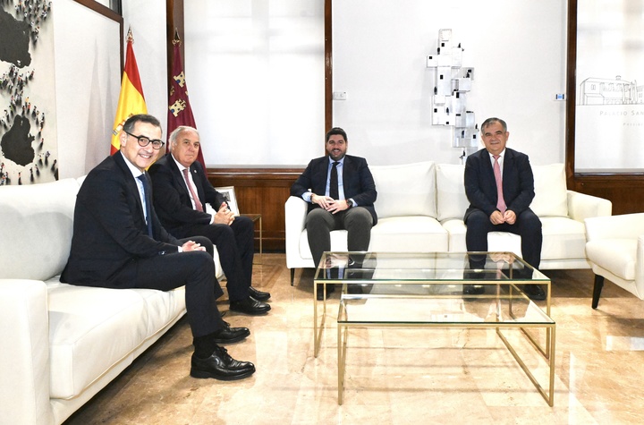 López Miras recibe en San Esteban al nuevo presidente del Consejo Social de la Universidad de Murcia, Bartolomé Viúdez