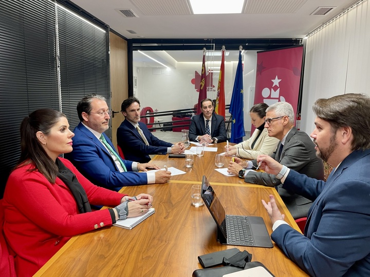 El consejero de Fomento e Infraestructuras, Jorge Garcia Montoro, y el presidente de la Federaci&oacute;n de Municipios, V&iacute;ctor Manuel L&oacute;pez, durante la reuni&oacute;n sobre el nuevo modelo de 'vivienda asequible' que impulsa el Ejecutivo regional.&nbsp;(2)