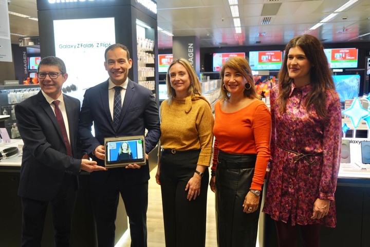 La consejera de Política Social, Familias e Igualdad, Conchita Ruiz, durante al presentación del sistema 'Svisual' para facilitar la inclusión de las personas sordas
