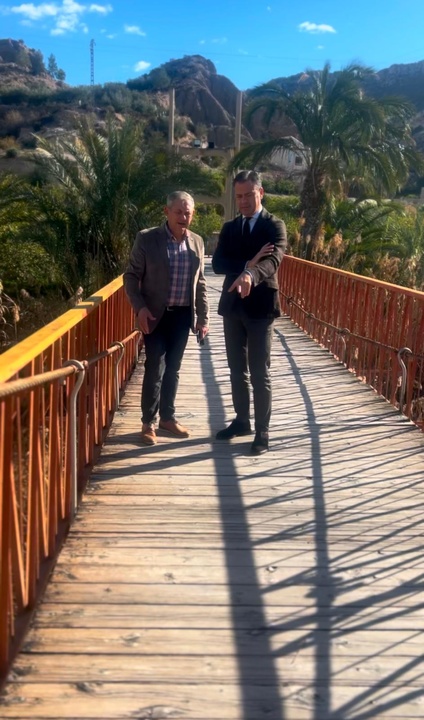 El consejero de Presidencia, Portavoc&iacute;a, Acci&oacute;n Exterior y Emergencias, Marcos Ortu&ntilde;o, junto con el alcalde, Jos&eacute; Emilio Palaz&oacute;n, visitan la pasarela sobre el R&iacute;o Segura que se va a reformar con cargo al presupuesto de la Comunidad.