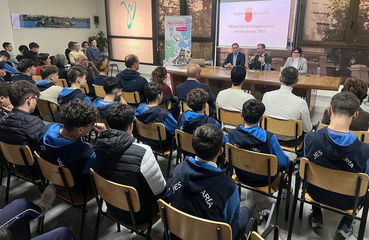 El consejero de Presidencia, Portavocía, Acción Exterior y Emergencias, Marcos Ortuño, acompañado por el director general de Acción Exterior y Cooperación, Juan José Almela, y la directora del colegio Jesús María, Carmen María Fernández, en el acto celebrado esta mañana.