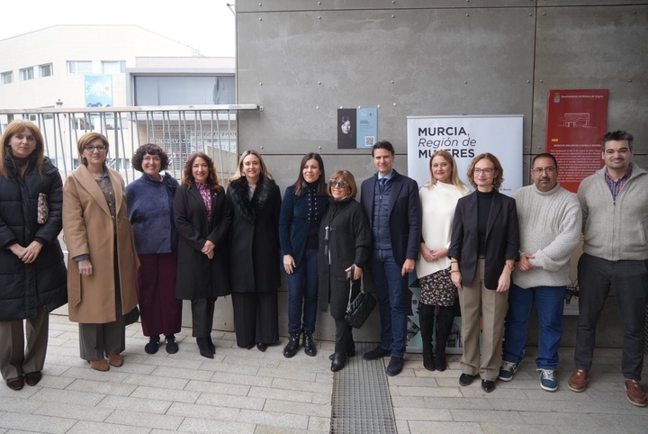 La consejera de Política Social, Conchita Ruiz, junto el alcalde de Molina de Segura, José Ángel Alfonso, y la directora de orquesta, Virginia Martínez, durante el descubrimiento de la placa conmemorativa (1)