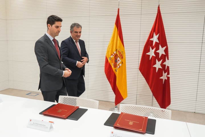 El consejero de Medio Ambiente, Universidades, Investigación y Mar Menor, Juan María Vázquez, y el consejero de Educación, Ciencia y Universidades de la Comunidad de Madrid, Emilio Viciana, antes de la firma del protocolo general de actuación para la cooperación en los ámbitos de la educación superior, investigación e innovación.