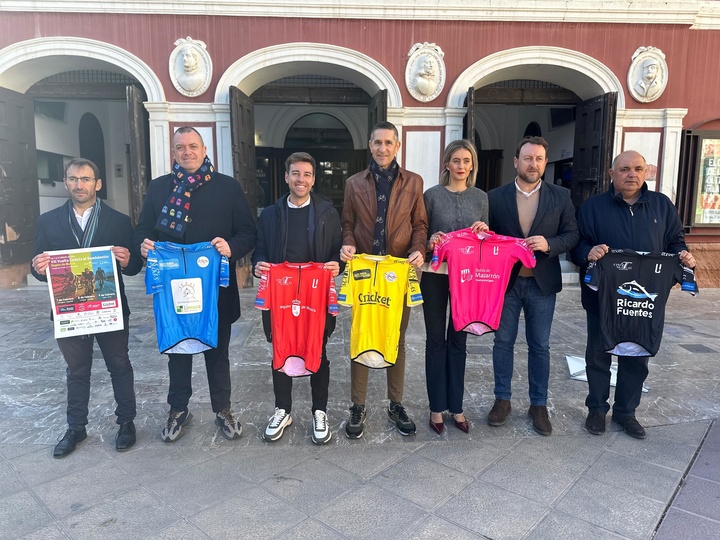 El director general de Deportes, Fran S&aacute;nchez, con representantes municipales y de los clubes organizadores, en el acto de presentaci&oacute;n.