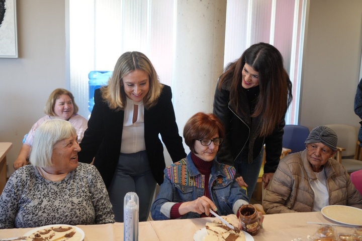 La consejera de Política Social, Familias e Igualdad, Conchita Ruiz, durante su visita a la residencia Montecantalar