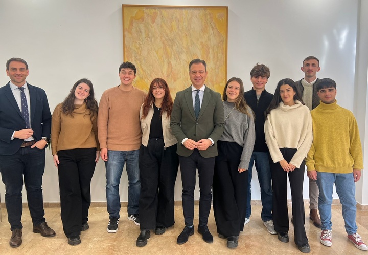 El consejero de Presidencia, Portavocía, Acción Exterior y Emergencias, Marcos Ortuño, acompañado por el director general de Acción Exterior y Cooperación, Juan José Almela, mantuvo hoy un encuentro con los alumnos beneficiados por las becas Golondrina.