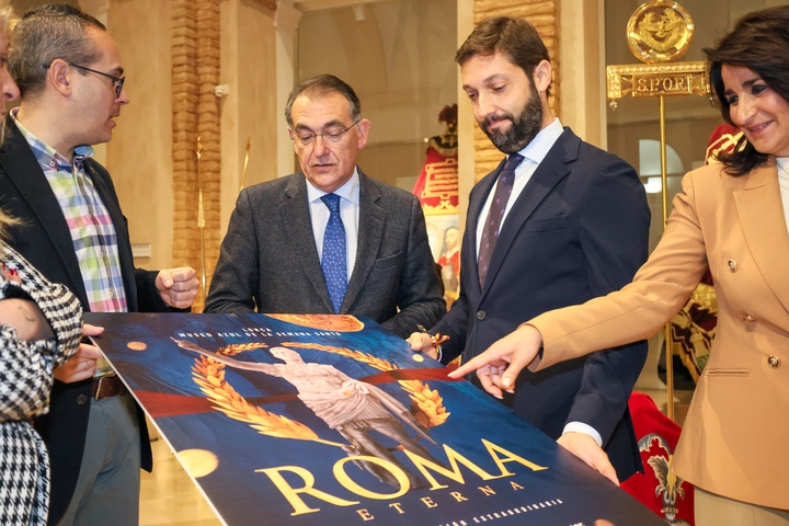 El director del Instituto de Turismo contempla el cartel de la exposición 'Roma eterna'.