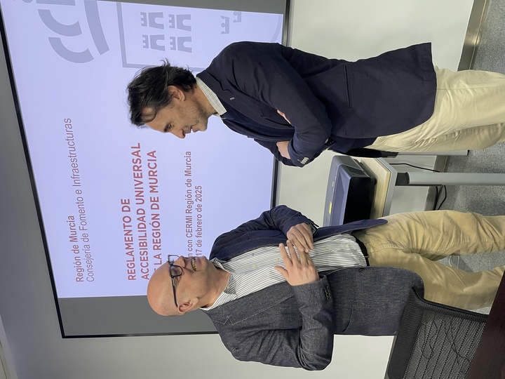 El consejero de Fomento e Infraestructuras, Jorge García Montoro, durante la reunión con CERMI, en la que han tratado sobre el nuevo reglamento de accesibilidad