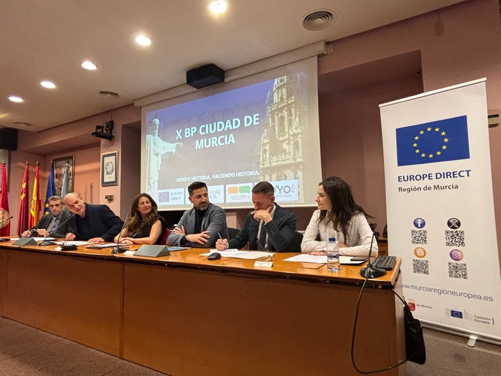 28 equipos de 17 instituciones diferentes participaron en el X Torneo de Debate Universitario