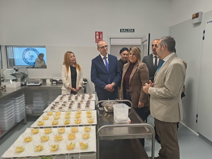 El consejero de Educación y Formación Profesional, Víctor Marín, y la alcaldesa de Cartagena, Noelia Arroyo, inauguraron las nuevas instalaciones del IES Las Salinas del Mar Menor (Cartagena) que alberga el grado medio de cocina y gastronomía