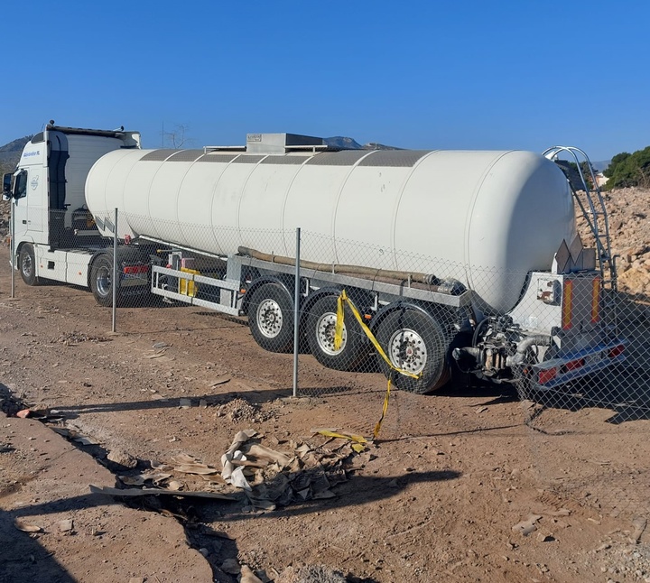 Uno de los 20 camiones cisterna especiales para la extracci&oacute;n de los 500.000 litros de l&iacute;quidos peligrosos en los terrenos de la antigua factor&iacute;a de Zincsa. Cada uno de los camiones tiene una capacidad para 25.000 litros.