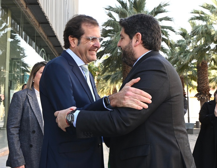 López Miras saluda a Pedro Pablo Hernández, presidente de la Autoridad Portuaria de Cartagena