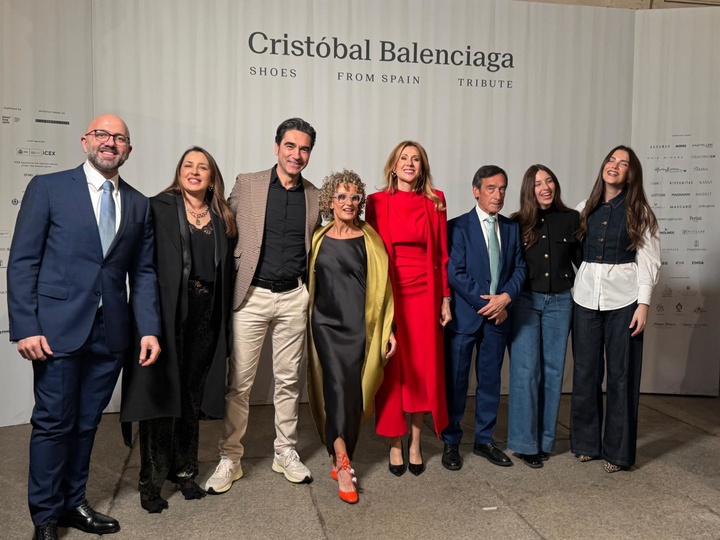 La consejera posa con los representantes de las marcas de calzado de la Región de Murcia que participan en la exposición de Balenciaga.