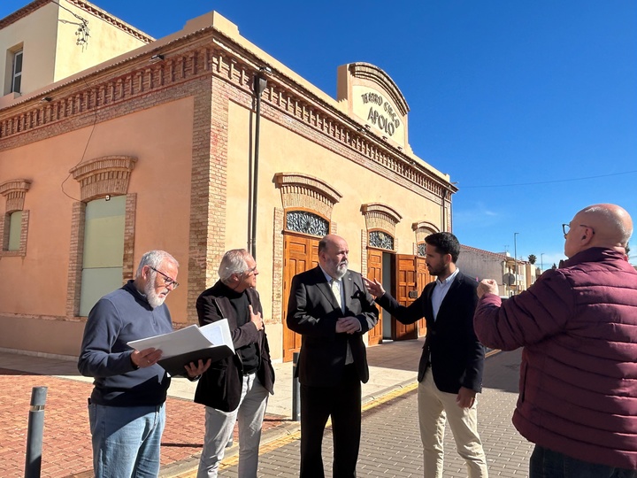 El director general de Patrimonio Cultural, Patricio Sánchez, con los responsables del Teatro Apolo