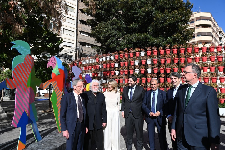 El presidente López Miras inauguró en la plaza Santo Domingo de Murcia la escultura que el artista muleño Cristóbal Gabarrón ha diseñado en homenaje a la economía social, coincidiendo con la inauguración de la Capitalidad.