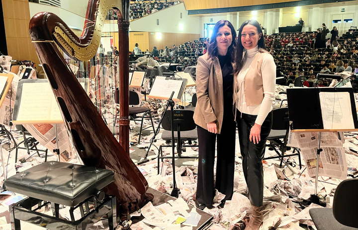 Imagen de la consejera de Turismo, Cultura, Juventud y Deportes, Carmen Conesa, junto a la directora Virginia Mart&iacute;nez justo antes del inicio de una de las sesiones de 'Conciertos escolares'
