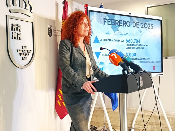 La directora general del SEF, Pilar Valero, durante la rueda de prensa de los datos del paro del mes de febrero.