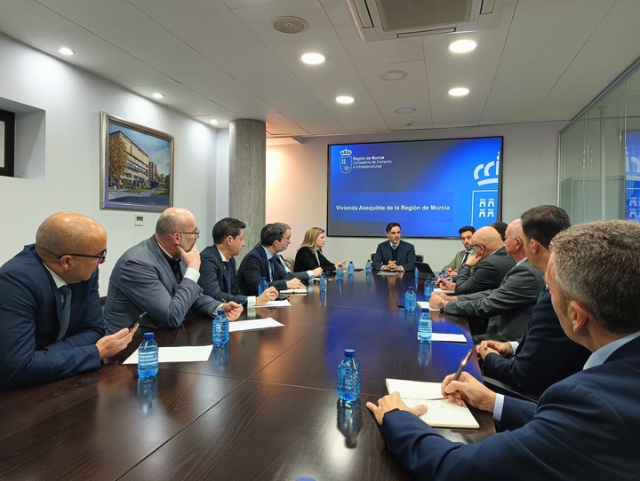 El consejero de Fomento e Infraestructuras, Jorge García Montoro, junto a la directora del Icref, Ana María López, se reúnen con las entidades financieras para darles a conocer las medidas del nuevo decreto de 'Vivienda asequible de la Región de Murcia'
