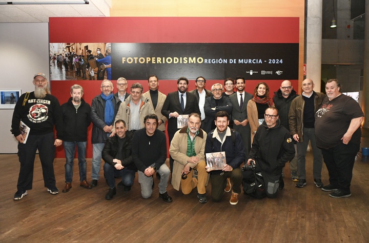 López Miras inaugura la exposición que retrata en 90 fotografías los momentos más destacados de 2024