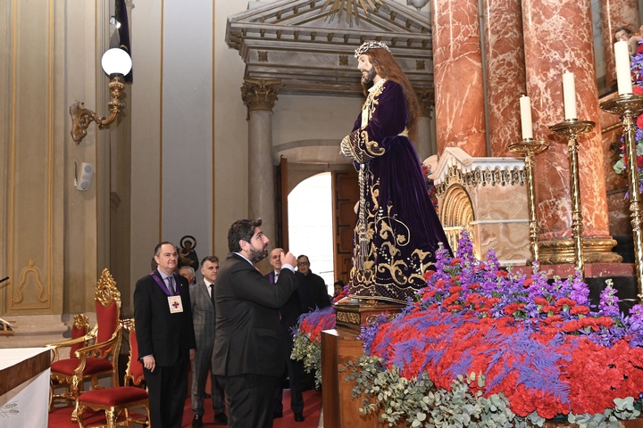 El presidente de la Comunidad, Fernando López Miras, asiste al tradicional besapié del Cristo del Rescate en la Iglesia de San Juan Bautista de Murcia