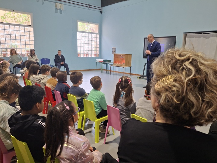 El consejero de Educación y Formación Profesional, Víctor Marín, visita el CEIP Nuestra Señora del Carmen (Murcia) para conocer el proyecto 'Del cole al gallinero', para recuperar la gallina murciana.