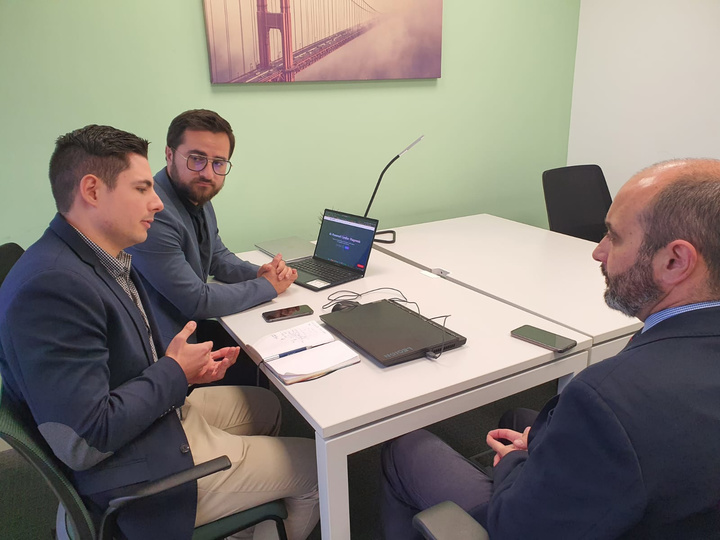 El director del Info, Joaquín Gómez, visita una empresa dedicada a la innovación biotecnológica.