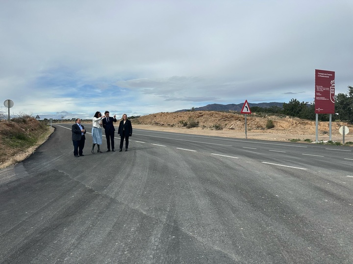El consejero de Fomento e Infraestructuras, Jorge García Montoro, acompañado de la alcaldesa de Fuente Álamo, Juana María Martínez, visita las actuaciones realizadas en la carretera regional RM-E6.