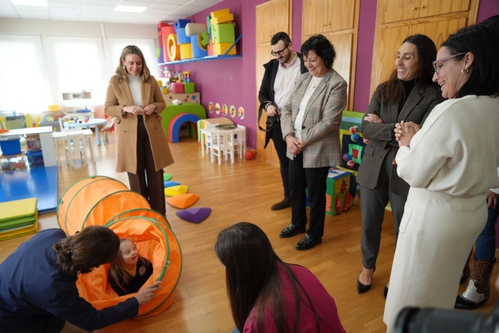 La consejera de Política Social, Familias e Igualdad, Conchita Ruiz, junto con la alcaldesa de Yecla, María Remedios Lajara, durante la visita al centro municipal de Atención Temprana (1)