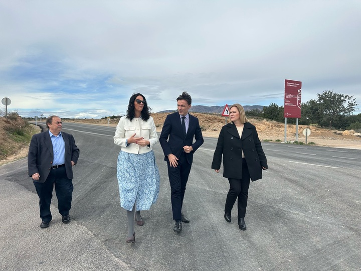 El consejero de Fomento e Infraestructuras, Jorge García Montoro, acompañado de la alcaldesa de Fuente Álamo, Juana María Martínez, visita las actuaciones realizadas en la carretera regional RM-E6.