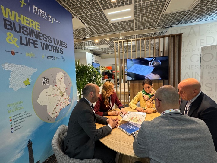 La consejera de Empresa, Marisa López Aragón, durante un encuentro en la Feria Mipim con empresas interesadas en la Región.