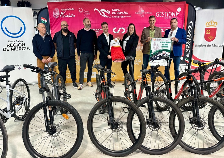 El director general de Deportes y la alcaldesa de Ceutí, en la presentación de las dos pruebas ciclistas paralímpicas.