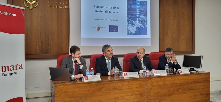 El consejero de Medio Ambiente, Universidades, Investigaci&oacute;n y Mar Menor, Juan Mar&iacute;a V&aacute;zquez, durante la reuni&oacute;n de trabajo mantenida con el presidente de la C&aacute;mara de Comercio de Cartagena, Miguel Mart&iacute;nez, y miembros de su Junta Directiva, para abordar el Plan Industrial de la Regi&oacute;n de Murcia.