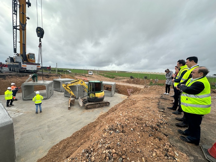 El consejero de Fomento e Infraestructuras, Jorge García Montoro, acompañado del alcalde de San Javier, José Miguel Luengo, durante la colocación de los marcos para mejorar el drenaje en la autovía del Mar Menor