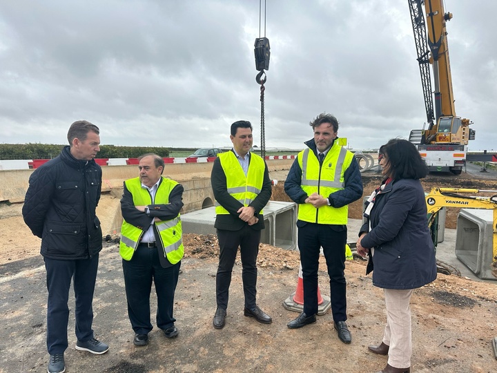 El consejero de Fomento e Infraestructuras, Jorge García Montoro, acompañado del alcalde de San Javier, José Miguel Luengo, durante la colocación de los marcos para mejorar el drenaje en la autovía del Mar Menor (2)