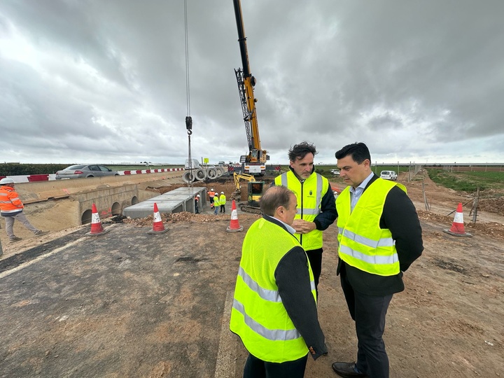 El consejero de Fomento e Infraestructuras, Jorge García Montoro, acompañado del alcalde de San Javier, José Miguel Luengo, durante la colocación de los marcos para mejorar el drenaje en la autovía del Mar Menor (3)