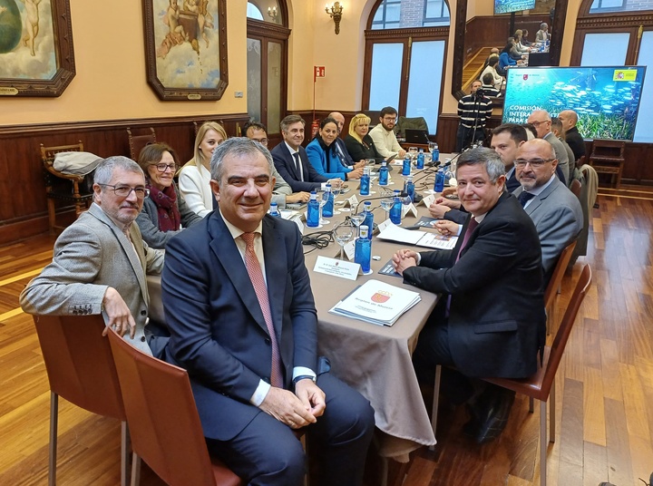 El consejero de Medio Ambiente, Universidades, Investigaci&oacute;n y Mar Menor, Juan Mar&iacute;a V&aacute;zquez, que preside la Comisi&oacute;n Interadministrativa del Mar Menor, junto al secretario de estado de Medio Ambiente, Hugo Mor&aacute;n, y el resto de representantes de los municipios de la cuenca vertiente