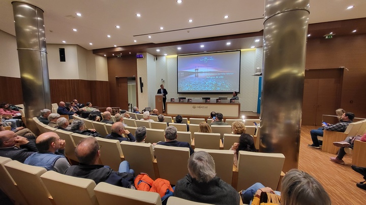 El consejero de Medio Ambiente, Universidades, Investigaci&oacute;n y Mar Menor, Juan Mar&iacute;a V&aacute;zquez, durante el acto de presentaci&oacute;n del Libro 'Balnearios del Mar Menor: Refugios de vida', del fot&oacute;grafo Javier Murcia