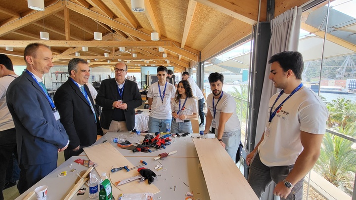 El consejero de Medio Ambiente, Universidades, Investigaci&oacute;n y Mar Menor, Juan Mar&iacute;a V&aacute;zquez, visita junto con el rector de la UPCT, Mathieu Kessler, a los equipos participantes en la fase nacional del II Concurso Nacional de Puentes Agust&iacute;n de Betancourt para Estudiantes de Ingenier&iacute;a de Caminos Canales y Puertos.