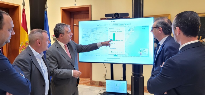 El consejero de Medio Ambiente, Universidades, Investigaci&oacute;n y Mar Menor, Juan Mar&iacute;a V&aacute;zquez, junto con el rector de la Universidad de Murcia, Jos&eacute; Luj&aacute;n, durante la presentaci&oacute;n del sistema que permitir&aacute; conocer el &Iacute;ndice de Calidad del Aire Municipal (ICAM).