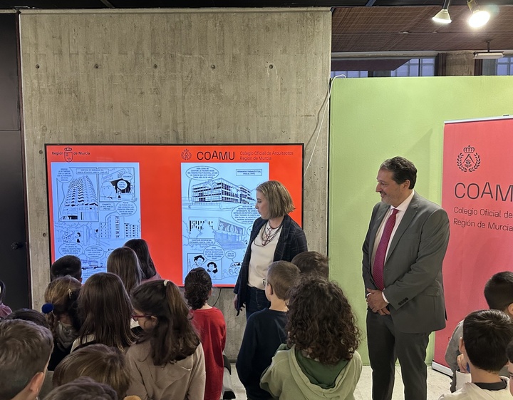 El director general de Ordenación del Territorio y Arquitectura, Javier Rollán, acompañado de la decana del Colegio Oficial de Arquitectos de la Región de Murcia, María José Peñalver, presentan la Semana de la Arquitectura y la Enseñanza