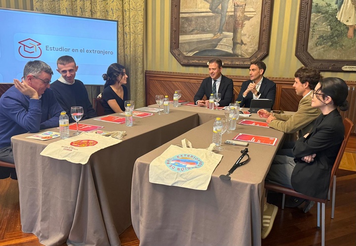 El consejero de Presidencia, Portavocía, Acción Exterior y Emergencias, Marcos Ortuño, y el director general de Acción Exterior y Cooperación, Juan José Almela, presentan la plataforma diseñada para reforzar los lazos de la comunidad fuera del territorio a alumnas del programa Golondrina e investigadores de la Región.