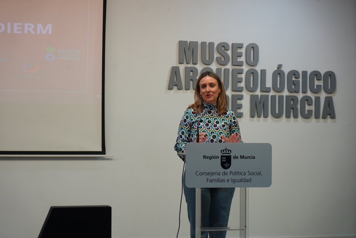 La consejera de Política Social, Familias e Igualdad, Conchita Ruiz, durante el acto de entrega de los distintivos de igualdad DIERM
